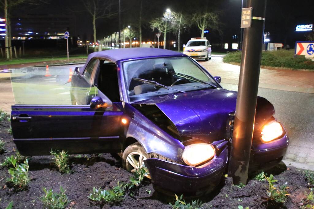Minderjarige zonder rijbewijs verliest macht over het stuur en ramt lantaarnpaal
