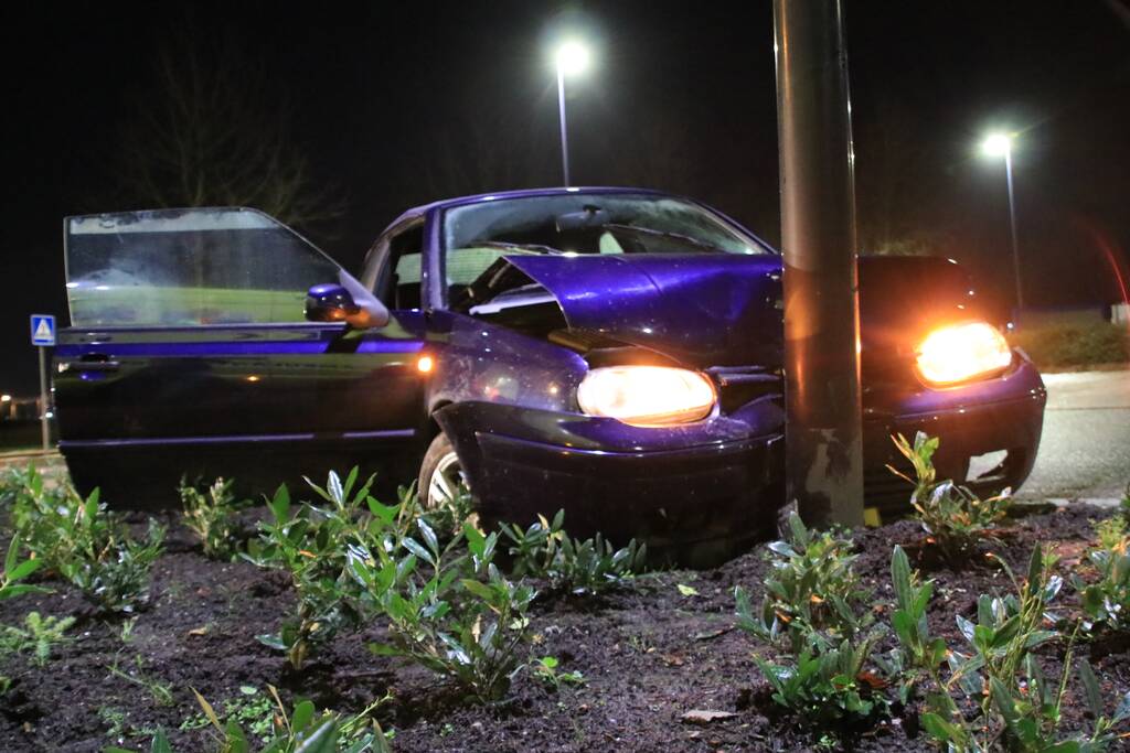 Minderjarige zonder rijbewijs verliest macht over het stuur en ramt lantaarnpaal