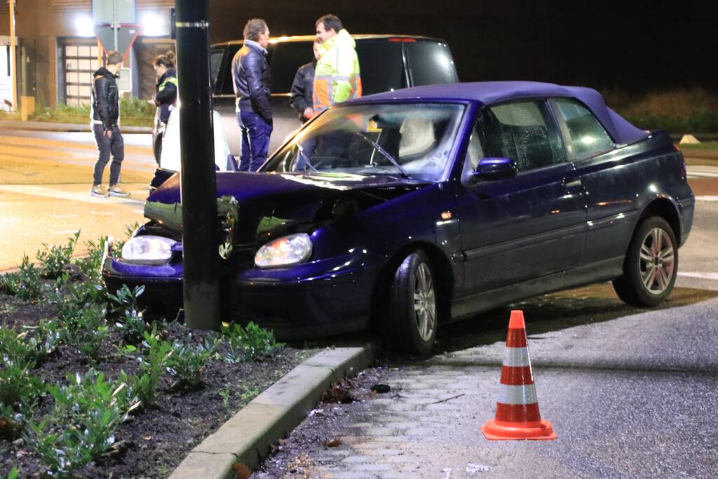 Minderjarige zonder rijbewijs verliest macht over het stuur en ramt lantaarnpaal