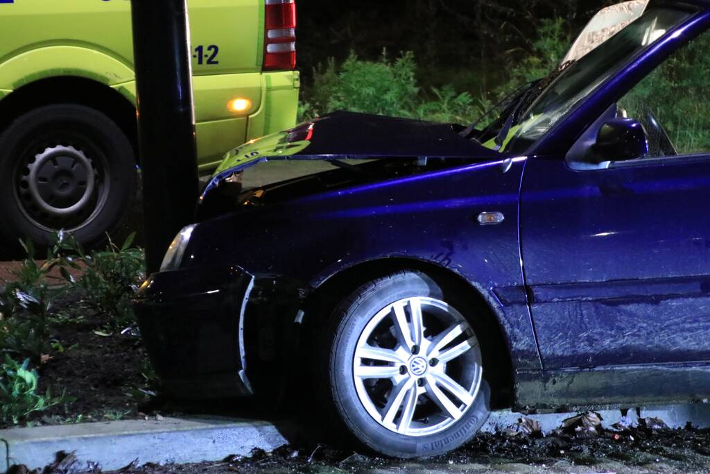 Minderjarige zonder rijbewijs verliest macht over het stuur en ramt lantaarnpaal