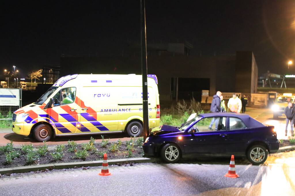 Minderjarige zonder rijbewijs verliest macht over het stuur en ramt lantaarnpaal