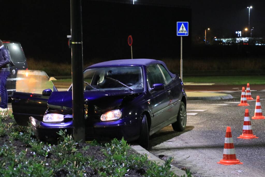 Minderjarige zonder rijbewijs verliest macht over het stuur en ramt lantaarnpaal