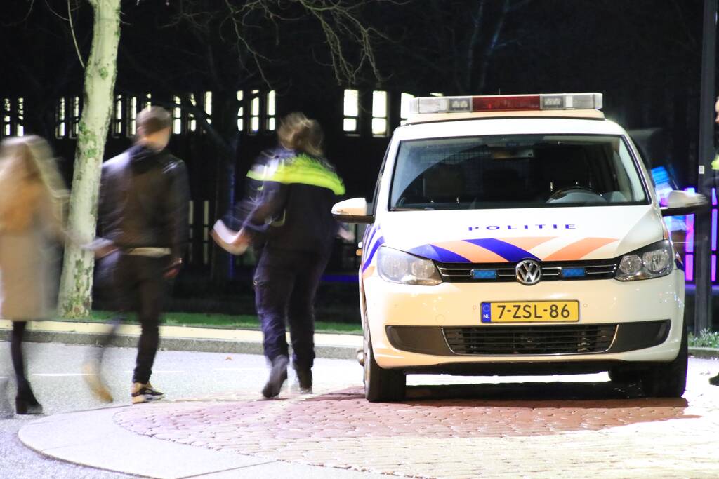 Minderjarige zonder rijbewijs verliest macht over het stuur en ramt lantaarnpaal