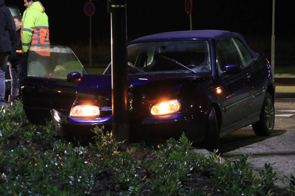 Minderjarige zonder rijbewijs verliest macht over het stuur en ramt lantaarnpaal