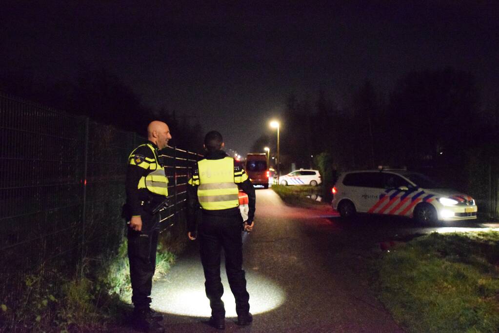 Overleden persoon aangetroffen langs pad