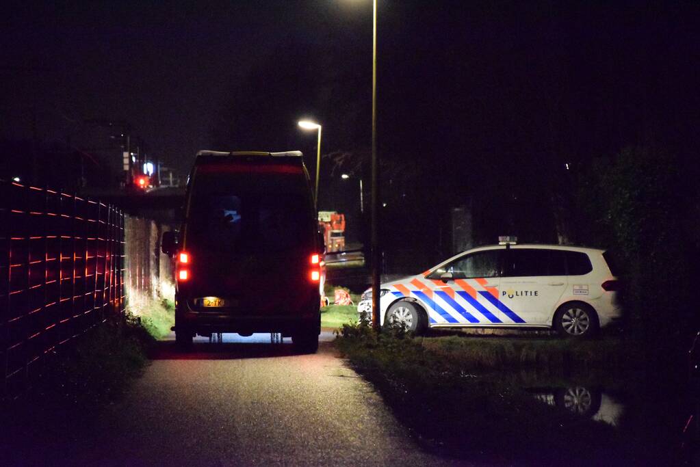 Overleden persoon aangetroffen langs pad