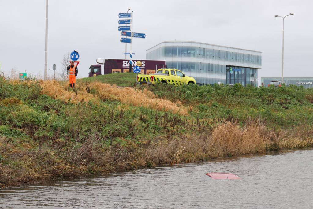 Opnieuw auto in de sloot op afrit