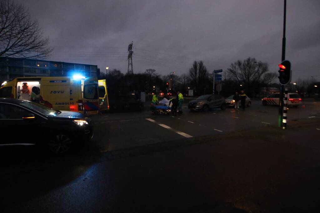 Personenauto schept wielrenner