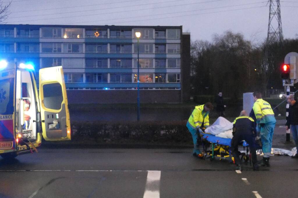 Personenauto schept wielrenner