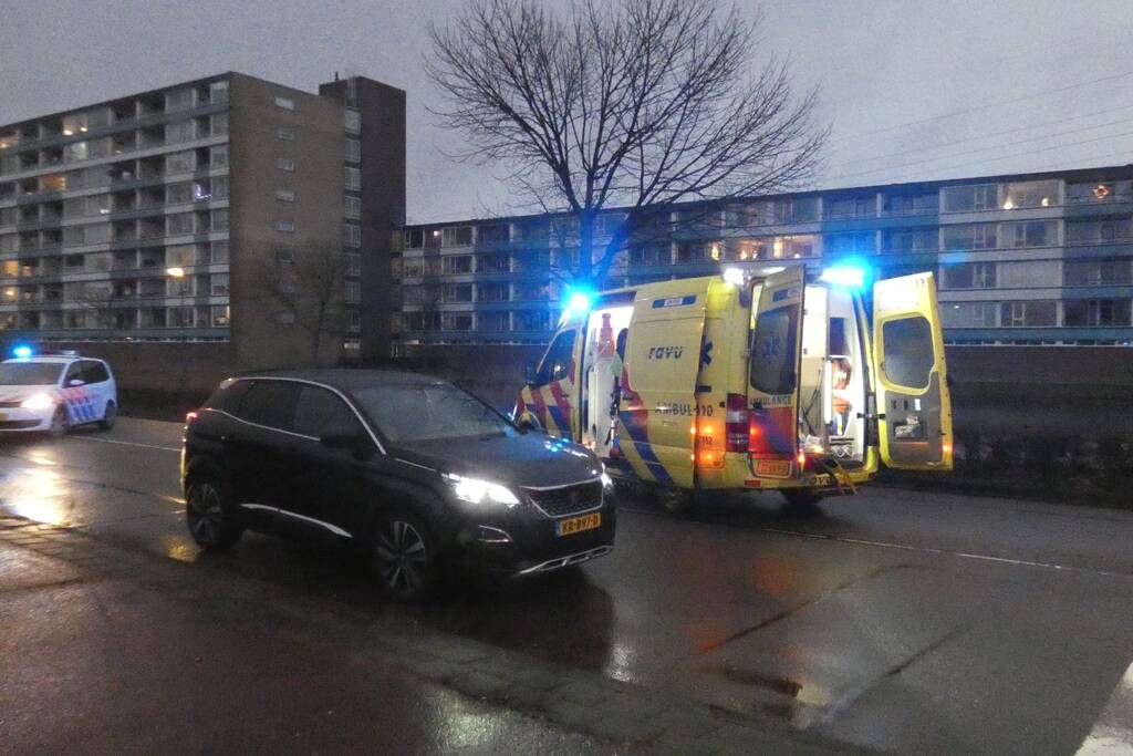 Personenauto schept wielrenner