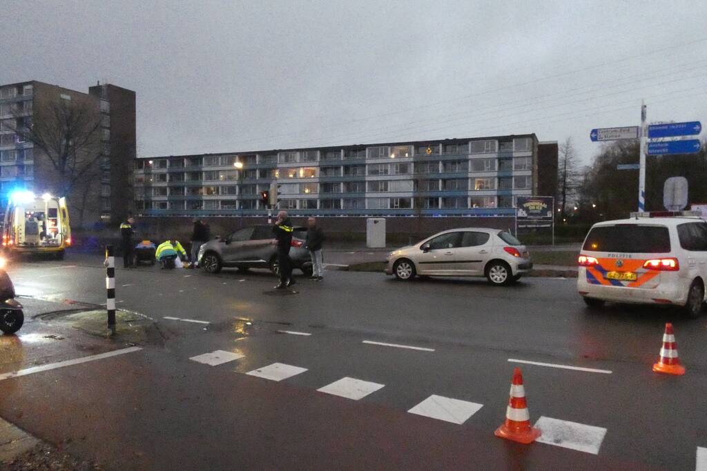 Personenauto schept wielrenner