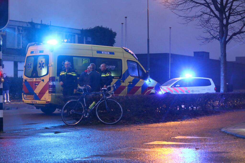 Personenauto schept wielrenner