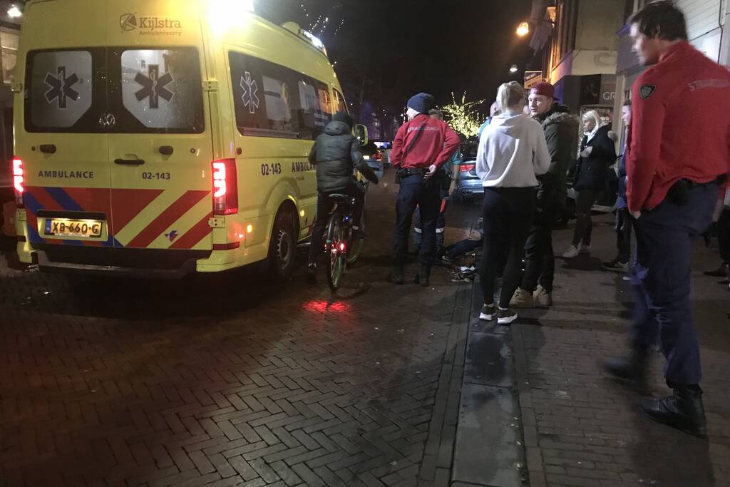 Maaltijdbezorger botst op auto