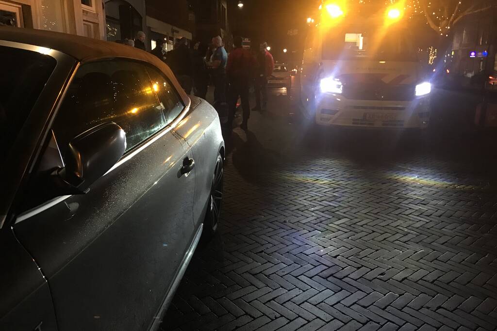 Maaltijdbezorger botst op auto