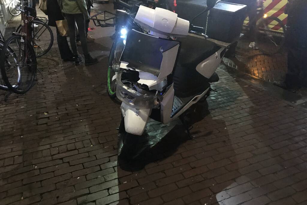 Maaltijdbezorger botst op auto