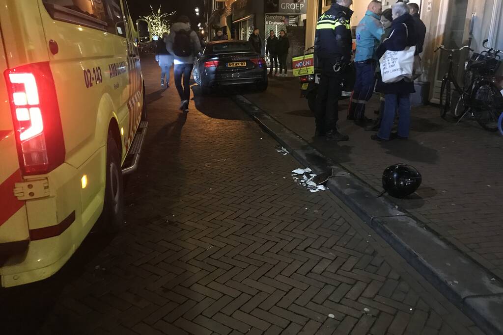 Maaltijdbezorger botst op auto