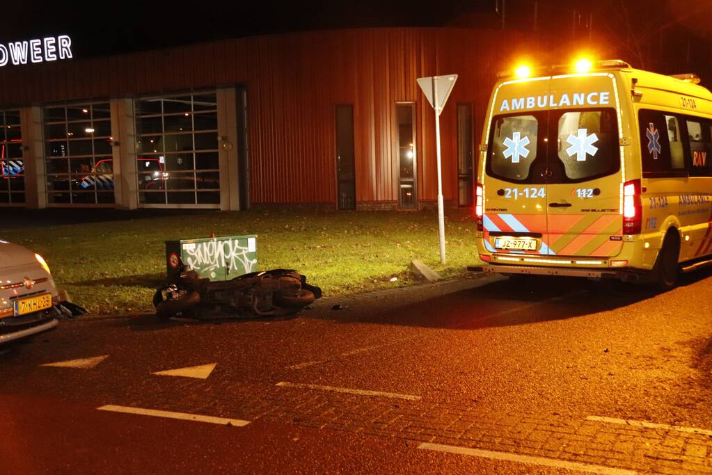 Scooterrijder aangereden door personenauto