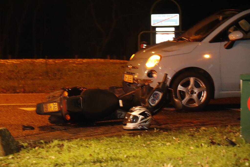 Scooterrijder aangereden door personenauto