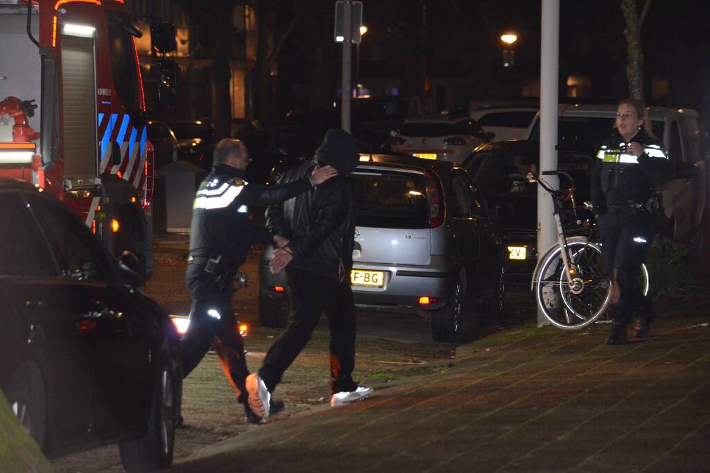 Man van balkon gehaald en aangehouden