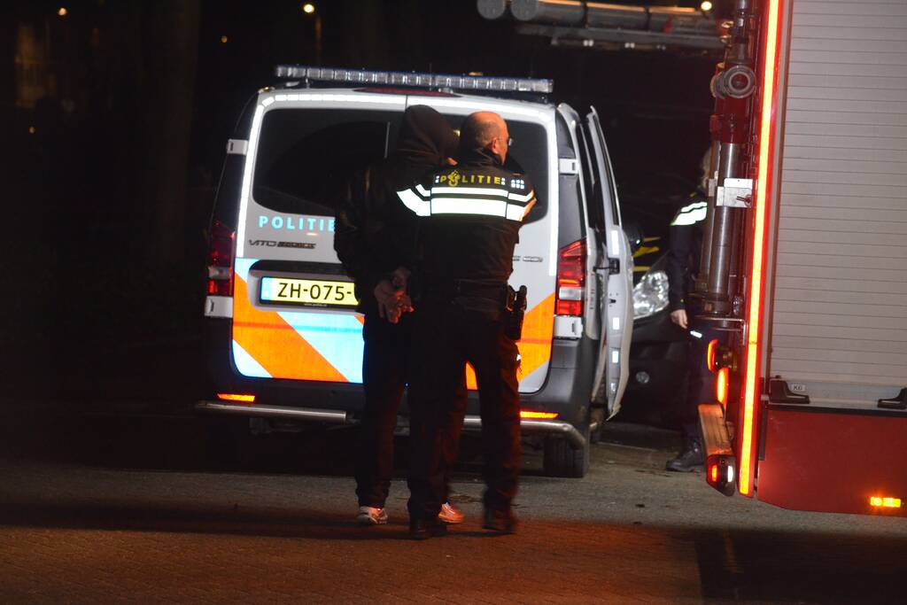 Man van balkon gehaald en aangehouden