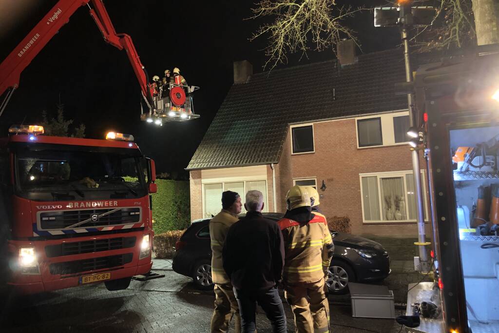 Brandweer veegt schoorsteen na brand