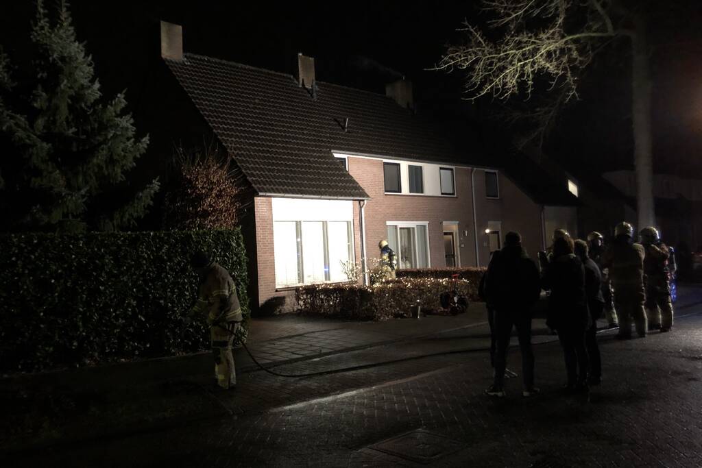 Brandweer veegt schoorsteen na brand