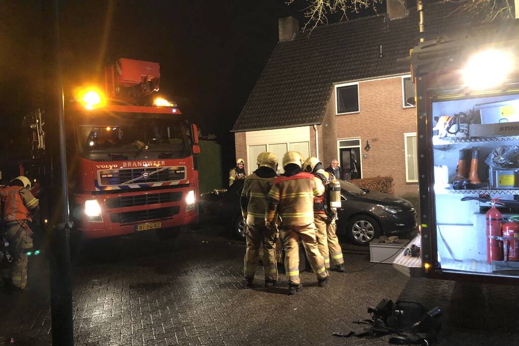 Brandweer veegt schoorsteen na brand