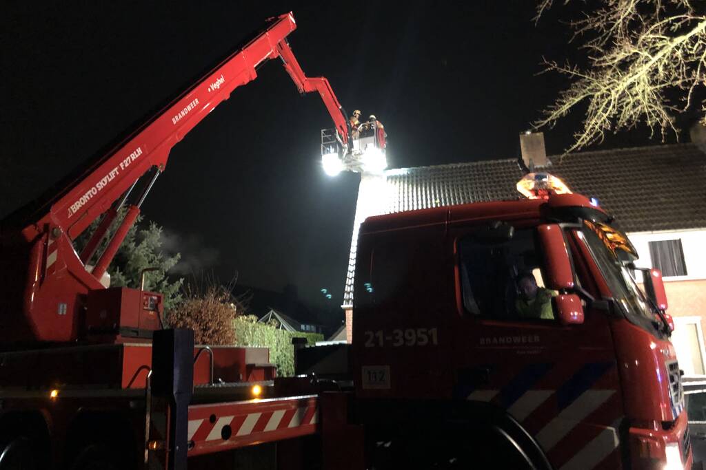Brandweer veegt schoorsteen na brand