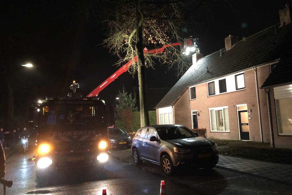 Brandweer veegt schoorsteen na brand