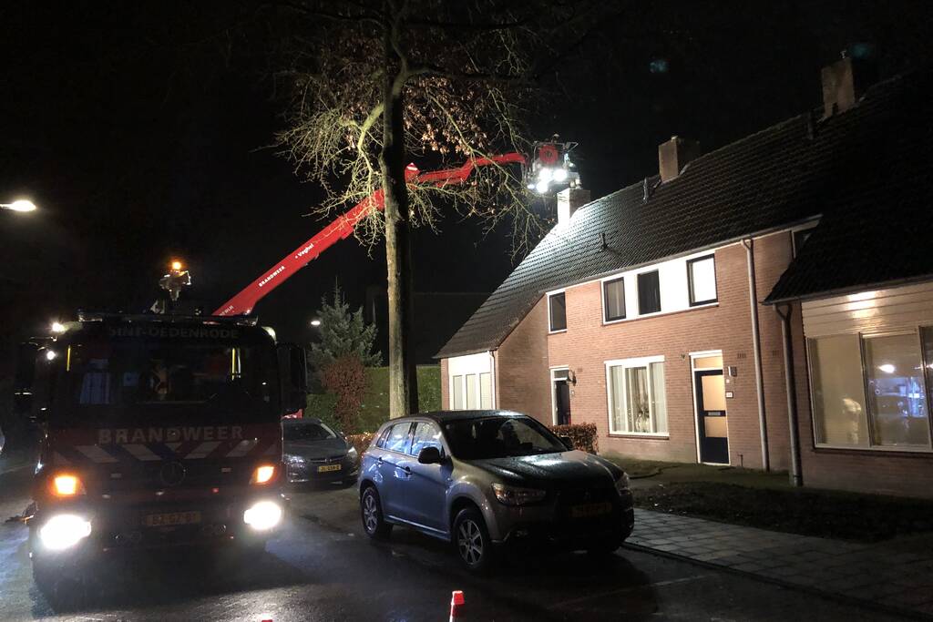 Brandweer veegt schoorsteen na brand