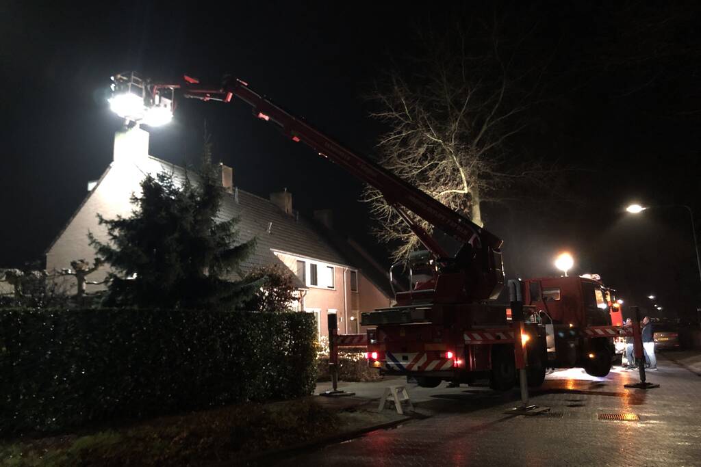 Brandweer veegt schoorsteen na brand