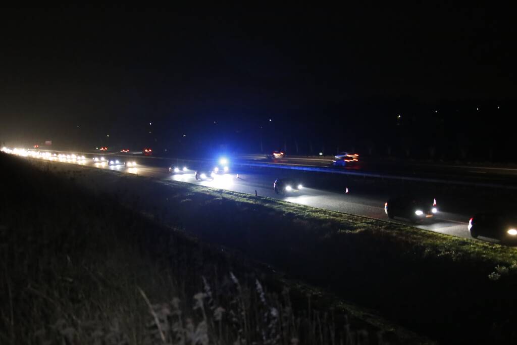 Automobilist ramt vangrail in middenberm