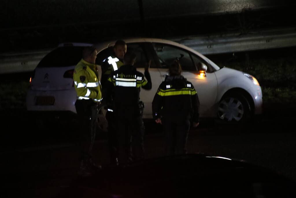 Automobilist ramt vangrail in middenberm