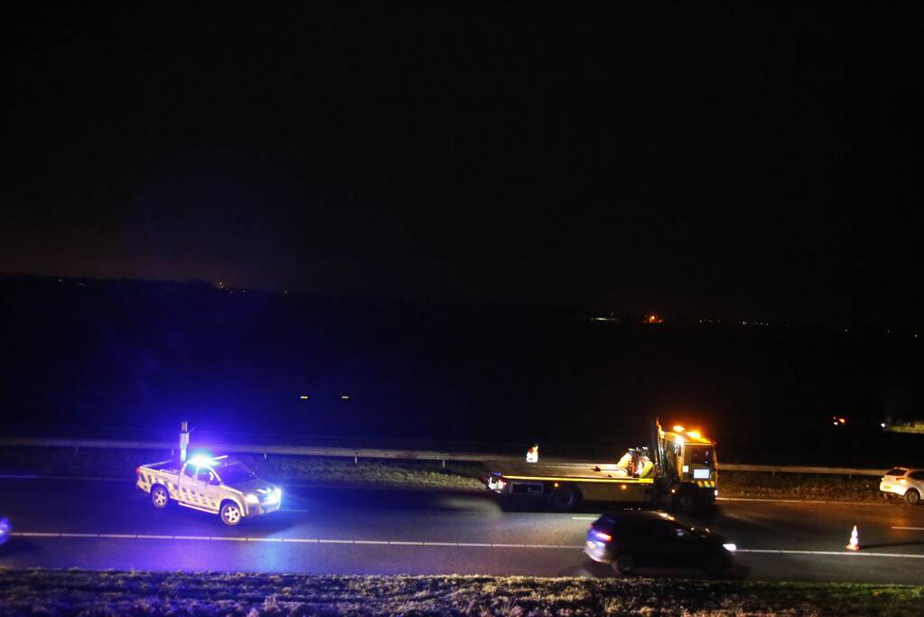 Automobilist ramt vangrail in middenberm