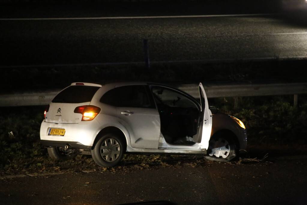 Automobilist ramt vangrail in middenberm