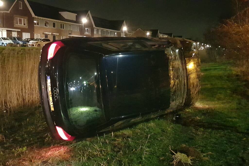Automobilist verliest macht over het stuur en belandt met auto op de zijkant