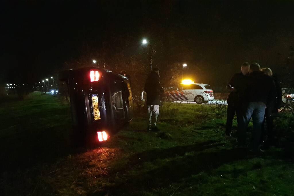 Automobilist verliest macht over het stuur en belandt met auto op de zijkant