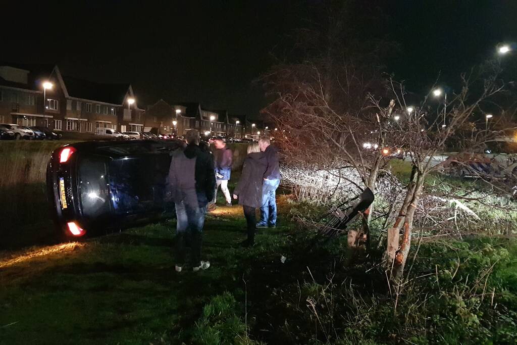 Automobilist verliest macht over het stuur en belandt met auto op de zijkant