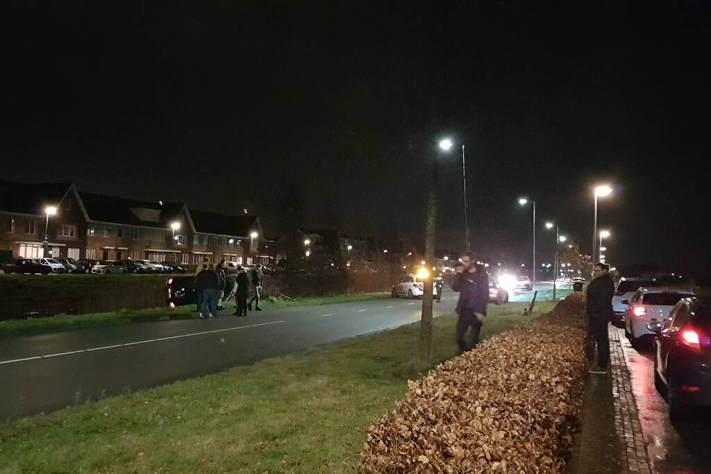 Automobilist verliest macht over het stuur en belandt met auto op de zijkant