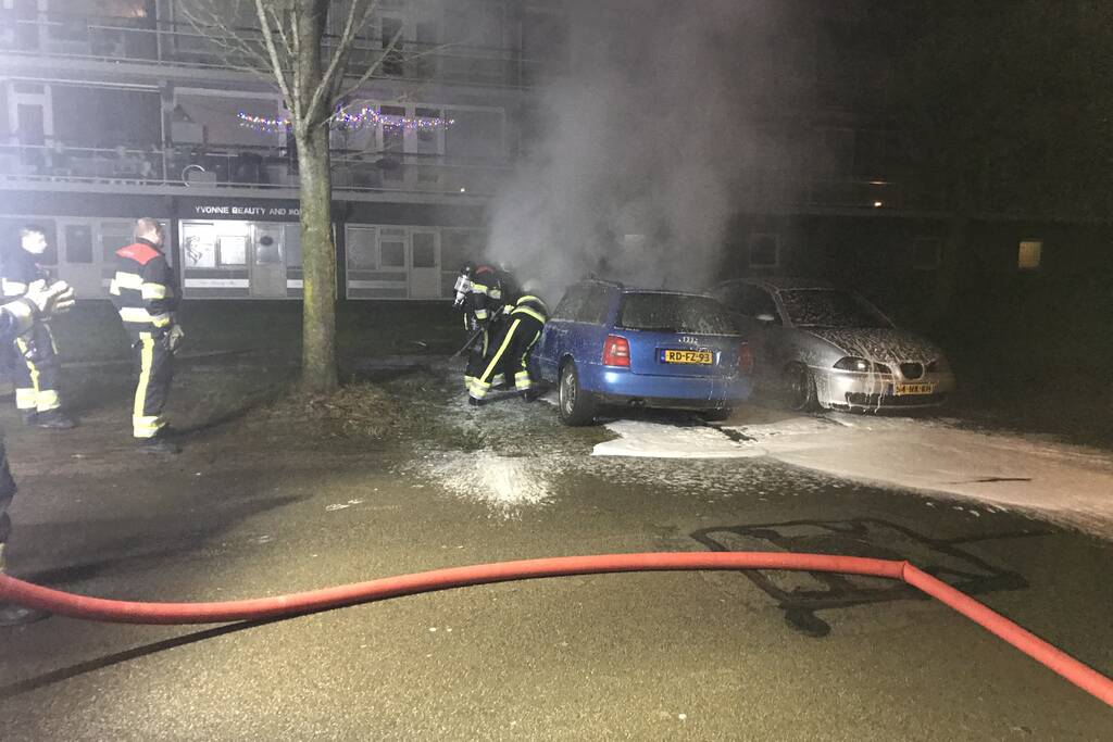 Brand in geparkeerde auto