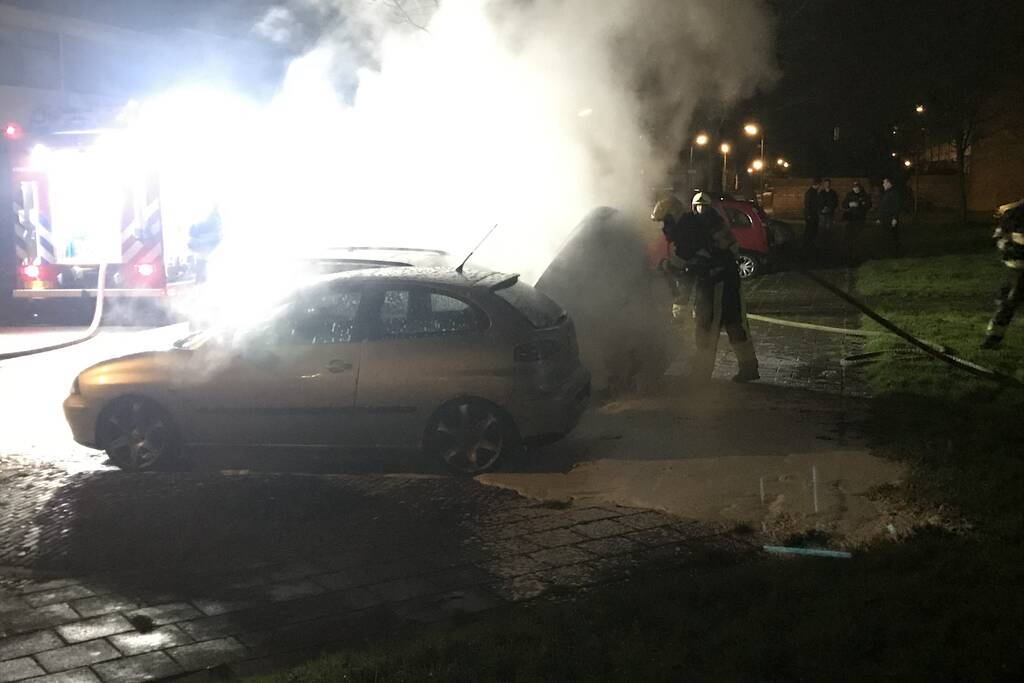 Brand in geparkeerde auto