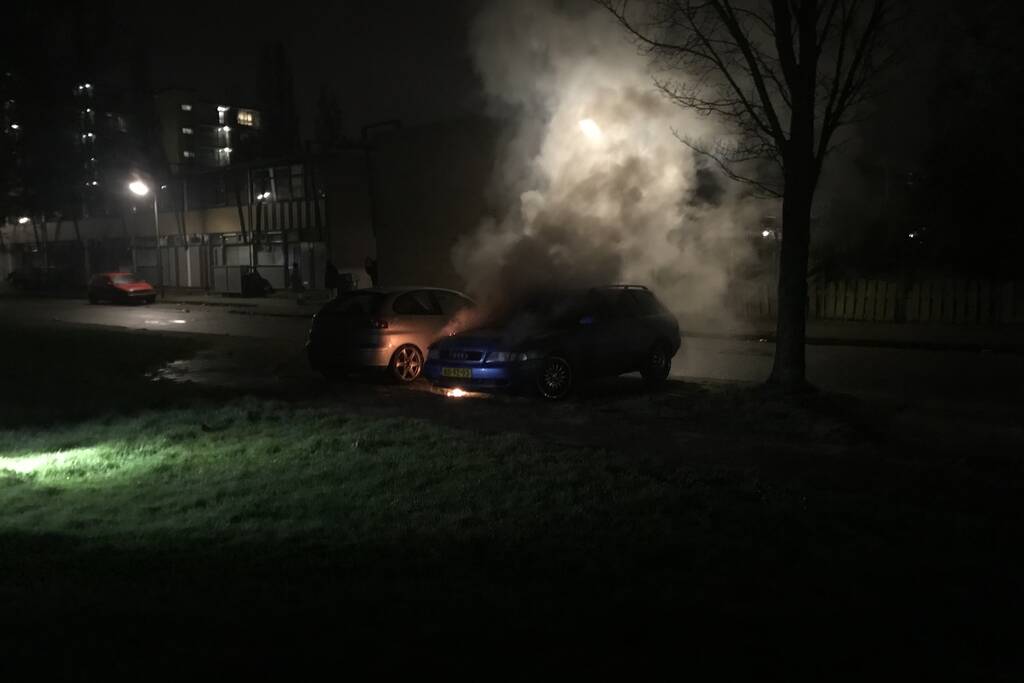 Brand in geparkeerde auto