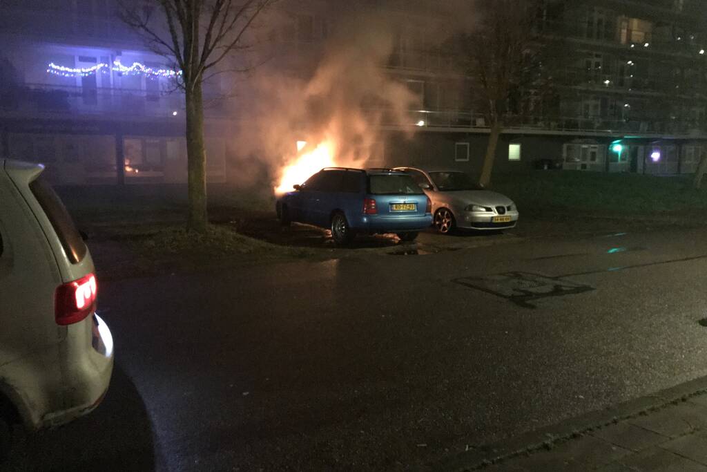Brand in geparkeerde auto