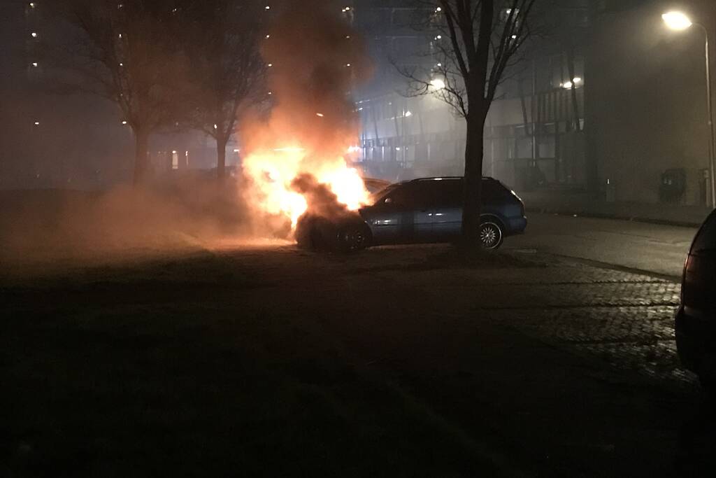Brand in geparkeerde auto