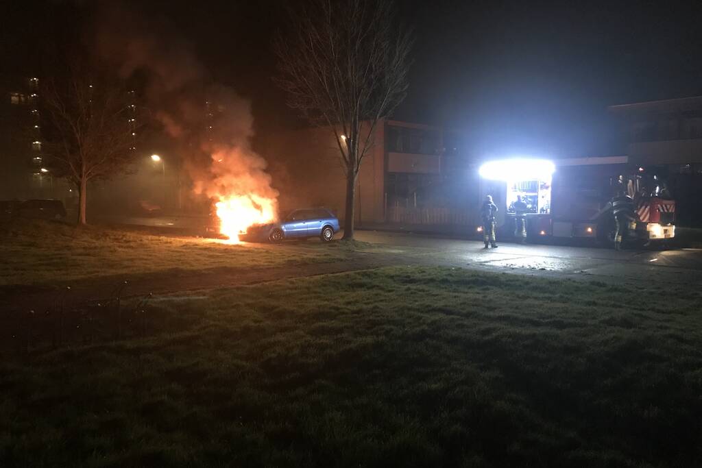 Brand in geparkeerde auto