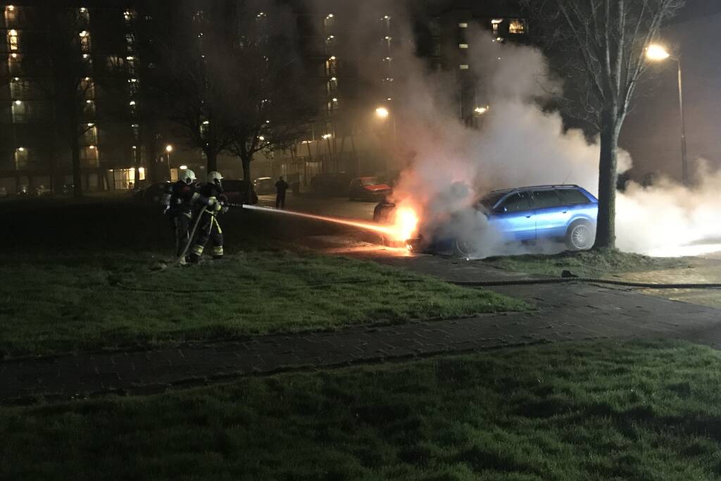 Brand in geparkeerde auto
