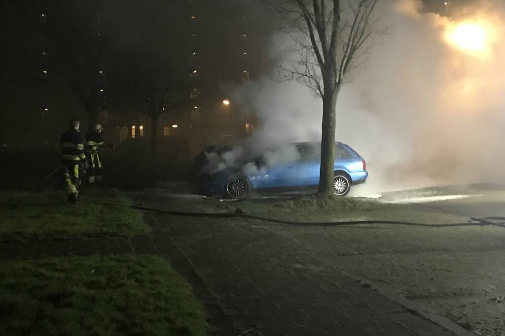 Brand in geparkeerde auto