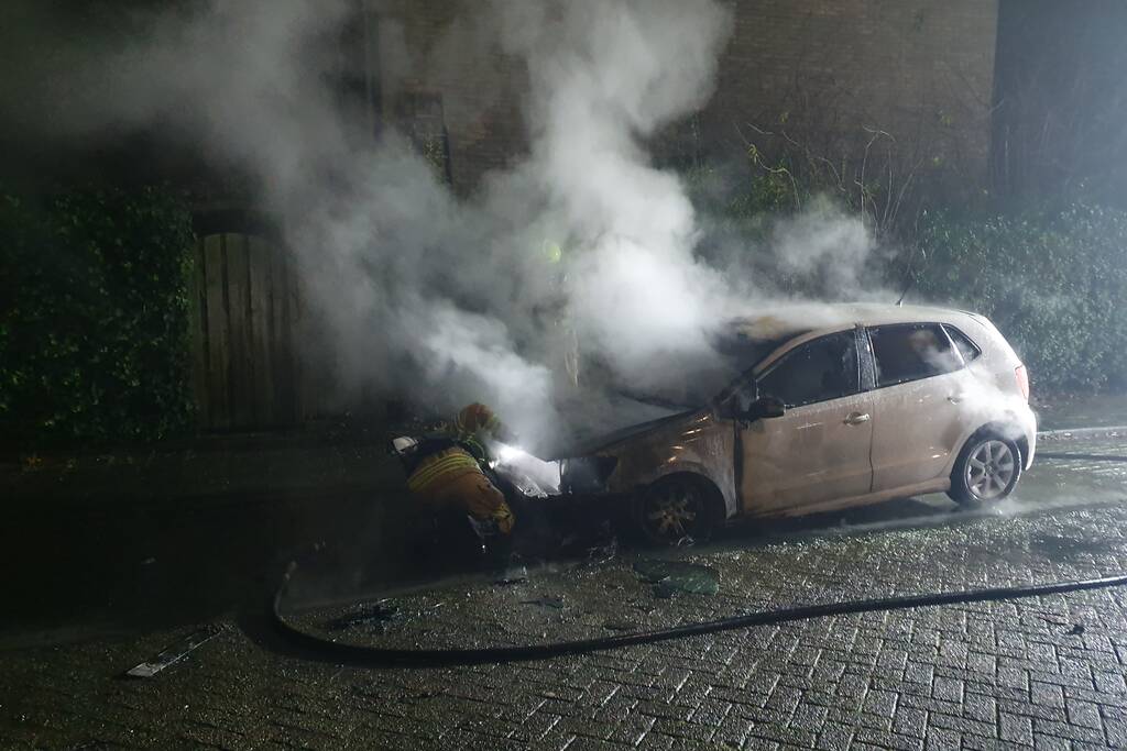 Auto verwoest door brand, politie doet onderzoek