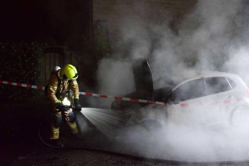 Auto verwoest door brand, politie doet onderzoek