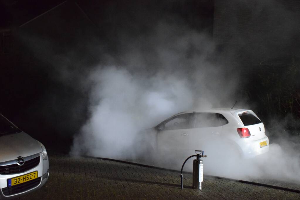 Auto verwoest door brand, politie doet onderzoek